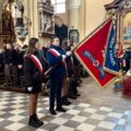 Na zdjęciu poczet sztandarowy składający się uczniów szkoły. Poczet oddaje honory przed ołtarzem w kościele.