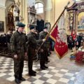 Na zdjęciu poczet sztandarowy oddający honory przed ołtarzem w kościele.