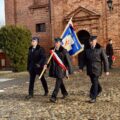 Na zdjęciu poczet sztandarowy wychodzący z kościoła.