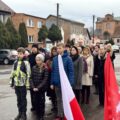 Na zdjęciu delegacje ustawione przed pomnikiem na rynku.