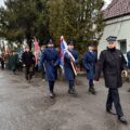 Na zdjęciu poczty sztandarowe, które maszerują po rynku.