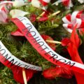 Na zdjęciu wiązanka w kolorach biało-czerwonych.