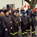 Na zdjęciu dziecięca drużyna pożarnicza uczestnicząca w uroczystości na rynku.