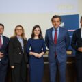 Na zdjęciu 5 osób, wśród nich znajduje się wojewoda Agata Sobczyk.