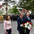 Na zdjęciu delegacja z gminy Siedlec składa kwiaty pod pamiątkową tablicą.