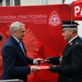 Na zdjęciu minister Wiesław Szczepański wręcza list gratulacyjny i statuetkę prezesowi OSP Siedlec Hieronimowi Birk z okazji 90-lecia jednostki.