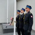 Na fotografii trójka strażaków stojąca na baczność w rzędzie.