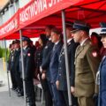 Na fotografii osoby obecne na wydarzeniu, m.in. Komendant Powiatowy Policji w Wolsztynie, wójt gminy Siedlec, burmistrz Wolsztyna, radna powiatu Patrycja Pabich. Wszyscy stoją pod namiotem.