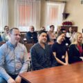 Na zdjęciu pracownicy urzędu gminy siedzą na sali sesyjnej podczas spotkania.