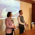 Na zdjęciu zastępca wójta oraz skarbnik gminy Bożena Ćwiklińska składają życzenia pracownikom urzędu na sali sesyjnej.