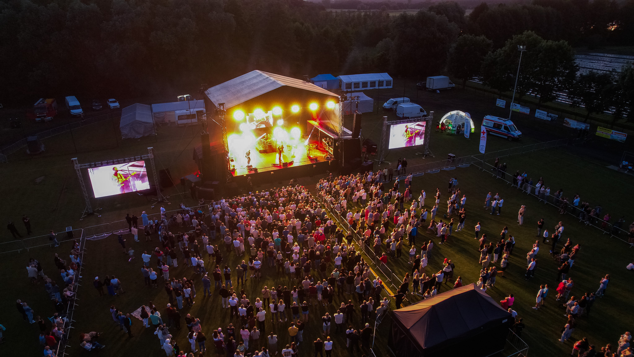 Zdjęcie wykonano z drona. Przedstawia publiczność oraz scenę, na której występuje Pectus.