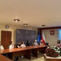 Na fotografii widać uczniów, nauczycielkę oraz panie z wydziału oświaty i panią z wydziału promocji. Wszyscy znajdują się w sali sesyjnej.