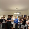 Zdjęcie przedstawia uczniów, którzy znajdują się w biurze pana wójta.