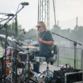 Na zdjęciu perkusista podczas grania koncertu.