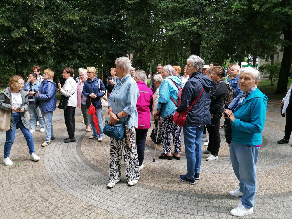 Na fotografii seniorzy podczas zwiedzania.