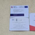 Zdjęcie przedstawia tablicę informacyjną przytwierdzoną do elewacji budynku. Przedstawia informacje o finansowaniu projektu ze środków Krajowego Planu Odbudowy oraz Unii Europejskiej (NextGenerationEU). Na tablicy widnieje również suma dofinansowania: 142 828 990 PLN, oraz informacja o modernizacji infrastruktury alarmowej PSP.