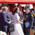 Na fotografii przewodnicząca rady gminy Przemęt składa gratulacje kpt. Damianowi Glapiakowi. W tle widoczni są strażacy oraz przedstawiciele władz samorządowych.