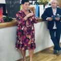 Na zdjęciu Jolanta Skoracka - sołtys Kluczewa podczas przemowy. W tle scena, na której znajdują się nagrody dla zwycięzców turnieju.