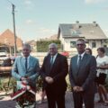 Na fotografii wójt Janusz Frąckowiak, wicemarszałek Krzysztof Grabowski oraz jeszcze jeden mężczyzna, który trzyma wiązankę.