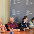 Na fotografii przedstawiciele organizacji pozarządowych siedzą na sali sesyjnej podczas spotkania.