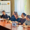 Na fotografii przedstawiciele organizacji pozarządowych siedzą na sali sesyjnej podczas spotkania.