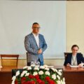 Na fotografii wójt przemawia podczas spotkania. Na zdjęciu widać też panią Izabellę Skibską.
