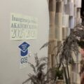 Zdjęcie ukazuje ściankę z niebieskim napisem: "Inauguracja roku akademickiego 2025/2026" oraz logiem UTW. W tle widoczna jest także ścianka wykonana z książek.