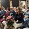 Na zdjęciu prof. UAM dr hab. Sylwia Jaskulska oraz dr Mirosław Radoła, którzy trzymają w rękach bukiety kwiatów. W tle widoczni są również wójt oraz pani Elżbieta Wita.