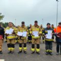 Na zdjęciu przedstawiciele jednostek drużyn, które zajęły pierwsze, drugie i trzecie miejsce. Osoby te pozują z czekami dyplomami. Na fotografii także kpt. Damian Glapiak oraz Leszek Anglart.
