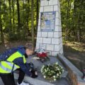 Na zdjęciu widoczny jest jeden z uczniów, który składa znicz przy pomniku w Zbarzewie.