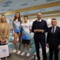 Na fotografii m.in. minister sportu i turystyki Jakub Rutnicki, polska pływaczka Otylia Jędrzejczak oraz dziewczyna i chłopak z klubu pływackiego Niagara z Wolsztyna. Pani Otylia trzyma w ręce upominek od klubu. W tle nowy basen.