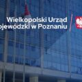 Grafika przedstawia budynek Wielkopolskiego Urzędu Wojewódzkiego w Poznaniu. Na grafice widoczny jest napis „Wielkopolski Urząd Wojewódzki w Poznaniu”, a także herb Polski oraz hasztag #WUWPoznań.