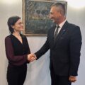 Na fotografii wójt gminy i wojewoda podają sobie dłonie.
