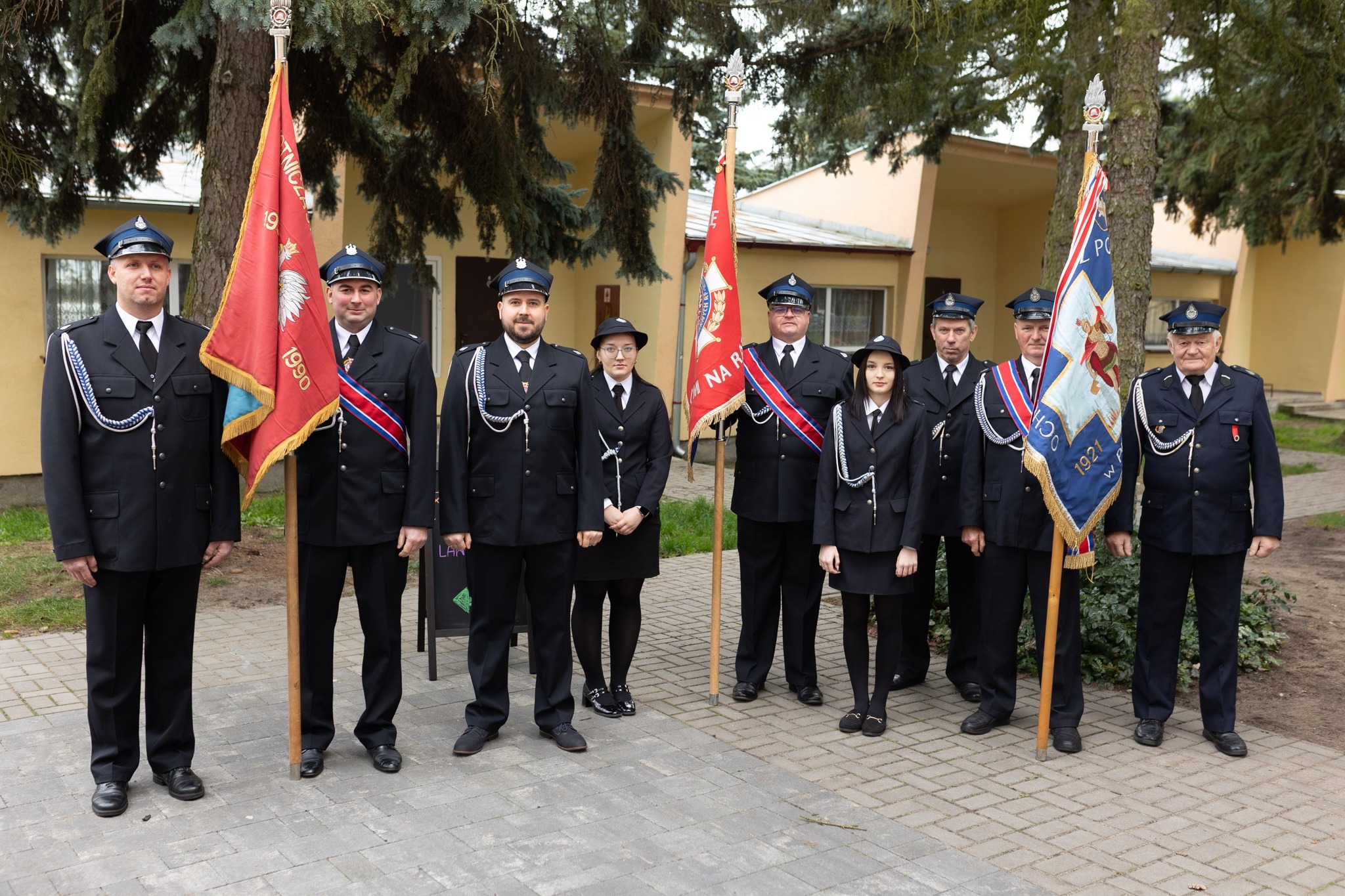 Grupowe zdjęcie strażaków.