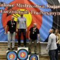 Trzech mężczyzn stoi na podium.