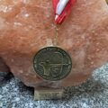 Statuetka i medal.
