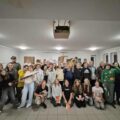 Grupowe zdjęcie uczniów wraz z rekonstruktorami.
