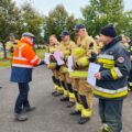 Na fotografii Leszek Anglart wręcza czek od wójta gminy jednej z jednostek OSP z terenu gminy Przemęt.