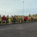 Na fotografii strażacy ustawieni w rzędzie.