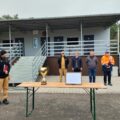 Na zdjęciu m.in.: kpt. Damian Glapiak, wójt gminy Siedlec Artur Walczak-Mortezaei oraz Leszek Anglart, kierownik Urzędu Stanu Cywilnego w Urzędzie Gminy Przemęt. Na fotografii widoczny jest także stół, na którym ustawiono duży puchar.