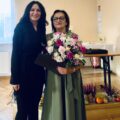 Na fotografii Patrycja Pabich i Mirosława Jakubowska - prezes koła w Osłoninie. Pani Mirosława pozuje z bukietem kwiatów.