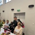 Na zdjęciu zastępca wójta wręcza upominki dla seniorów.
