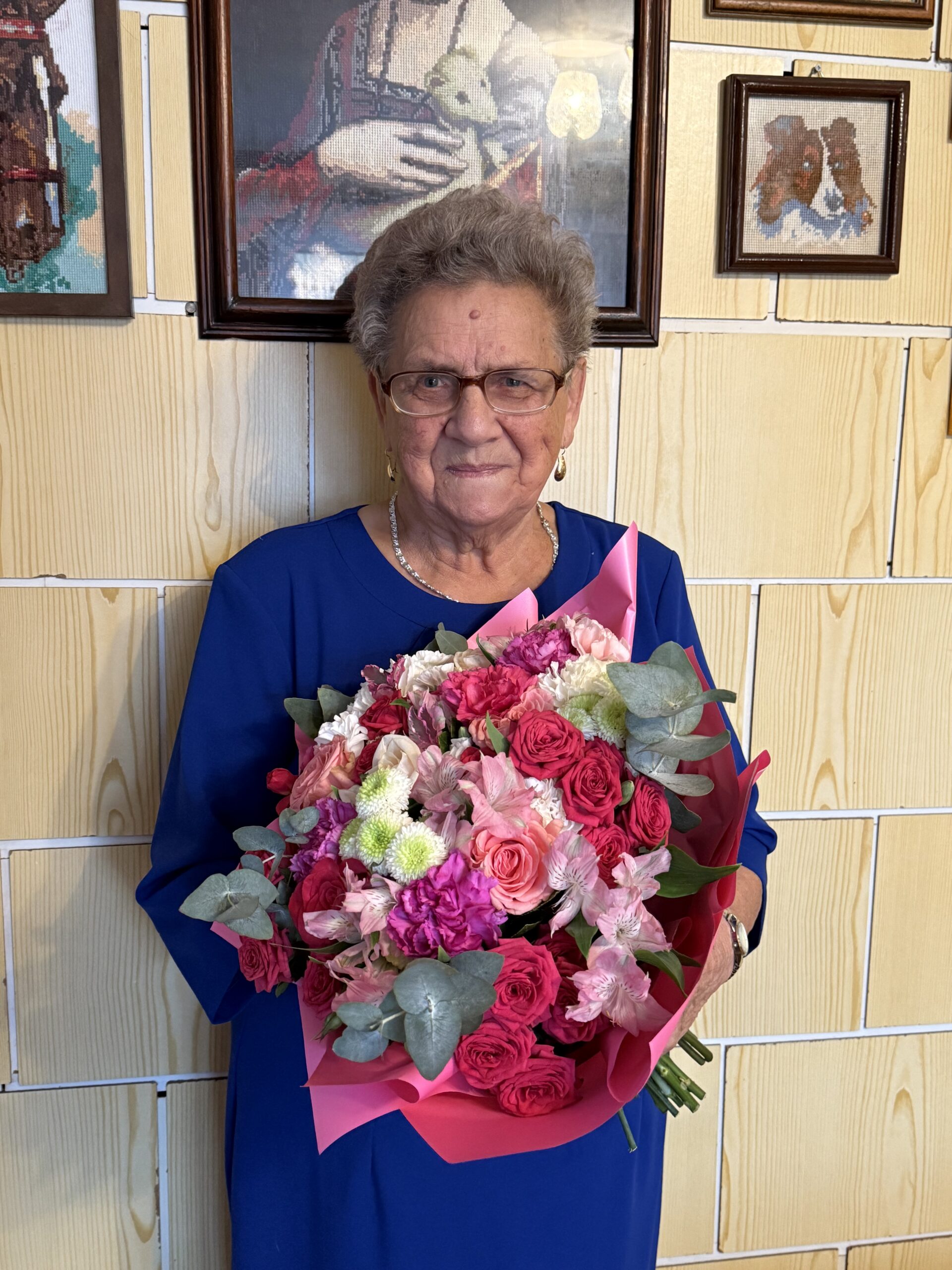 Na zdjęciu jubilatka pozuje z bukietem kwiatów.