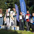 Na zdjęciu zawodnicy z różnych klubów, w tym z klubu Azymut Mochy, stojący na podium. Zawodnicy pozują z medalami i dyplomami.
