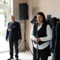 Na fotografii widoczna Monika Maćkowiak, która przemawia przez mikrofon.