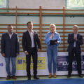 Na fotografii pięć osób, wśród nich zastępca wójta Waldemar Kalitka, radny Jarosław Klecha, trener klubu Damian Lisiewicz oraz sekretarz klubu Anna Lisiewicz.