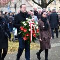 Na zdjęciu widoczna delegacja z gminy Przemęt podczas składania wiązanki pod pomnikiem.