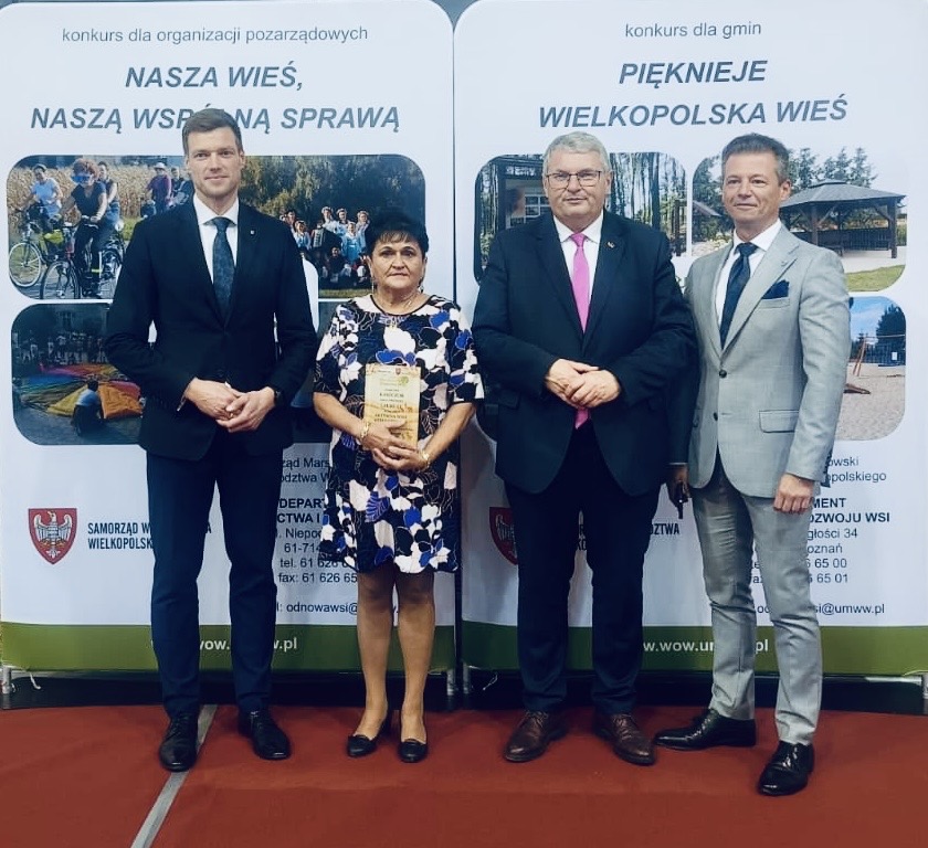 Na zdjęciu Wicemarszałek Krzysztof Grabowski, Dyrektor Departamentu Rolnictwa i Rozwoju Wsi Paweł Zbierajewski, Zastępca Wójta gminy Przemęt Waldemar Kalitka oraz sołtys Kaszczoru Beata Binkowska, która pozuje ze statuetką.