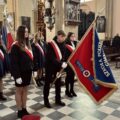 Na zdjęciu poczet sztandarowy składający się z uczniów szkoły. Poczet oddaje honory przed ołtarzem w kościele.