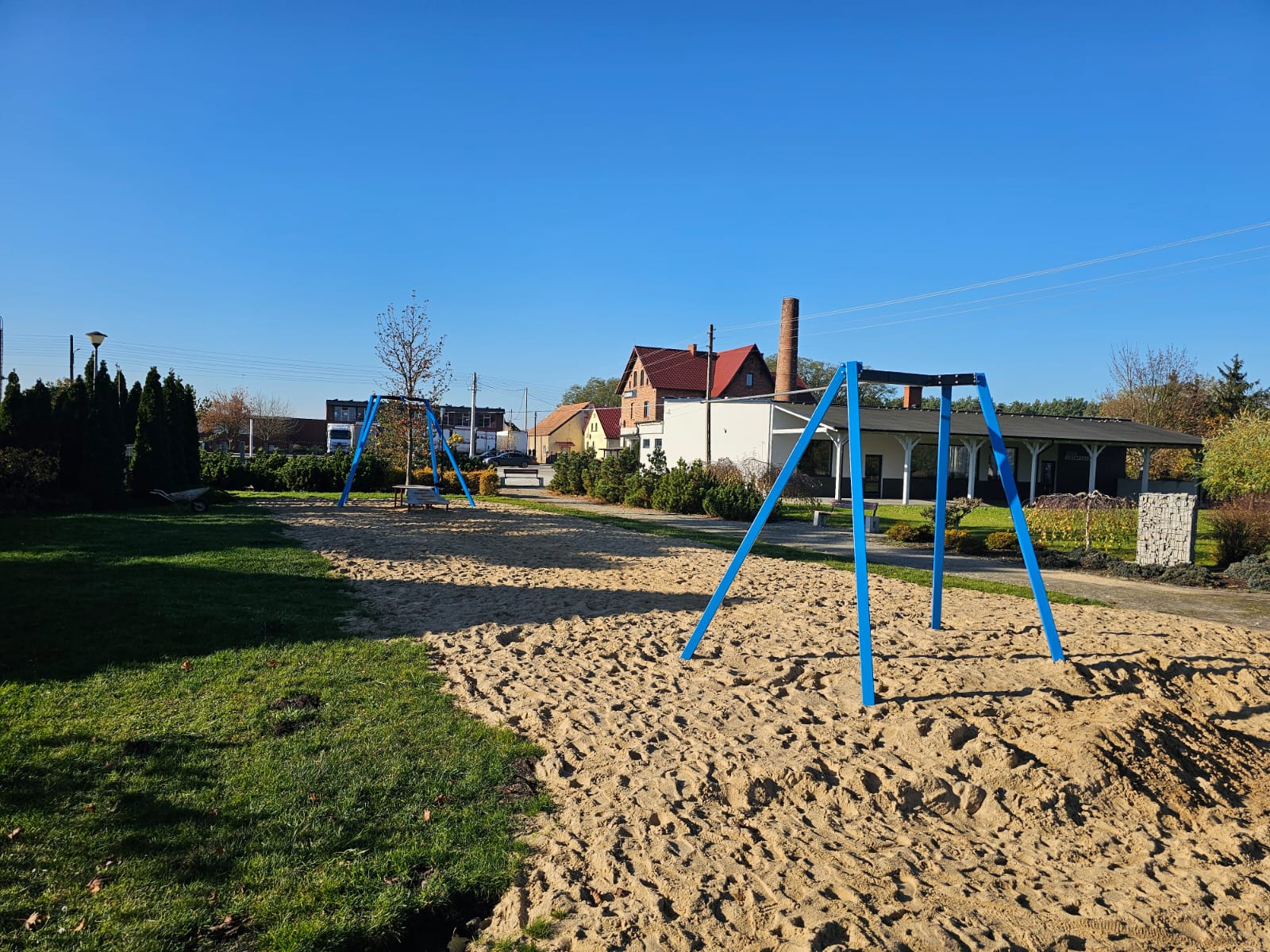 Na zdjęciu widoczna tyrolka znajdująca się na placu zabaw.